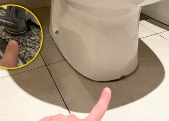 Comment enlever les taches noires incrustées au fond des toilettes