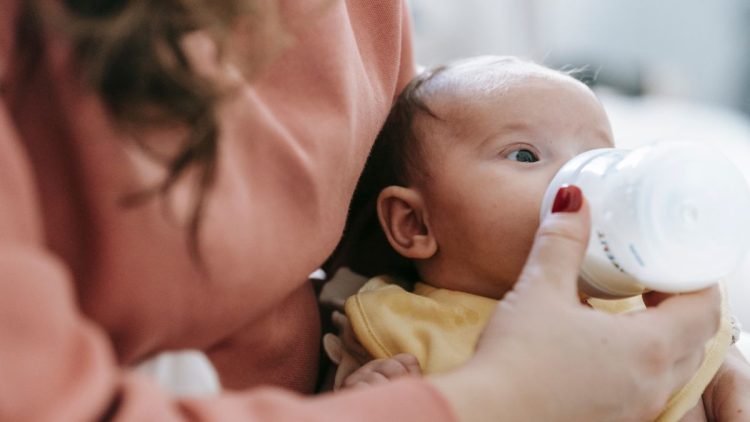 Comment bien stériliser les biberons au micro-ondes