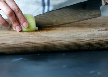 Pourquoi huiler votre planche à découper en bois ?