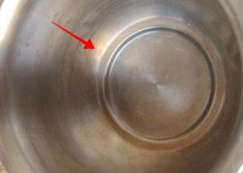 nettoyer une casserole en inox qui présente des taches « arc en ciel » au fond