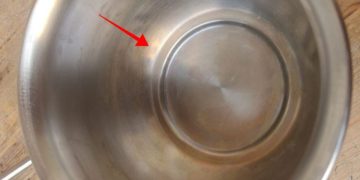 nettoyer une casserole en inox qui présente des taches « arc en ciel » au fond