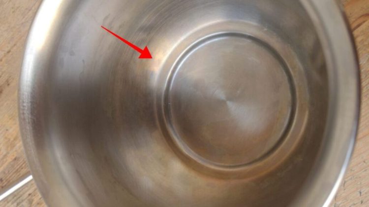 nettoyer une casserole en inox qui présente des taches « arc en ciel » au fond