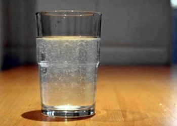 présence d'énergie négative avec un verre d'eau