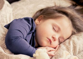 Voici pourquoi dormir vous devriez dormir sur le côté gauche