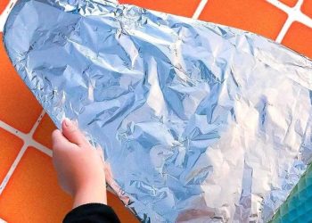 Comment repasser plus vite avec l'astuce du papier aluminium ?