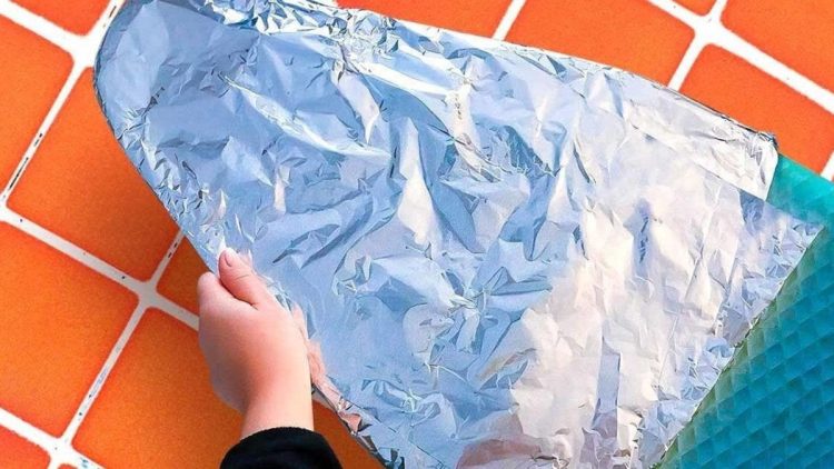 Comment repasser plus vite avec l'astuce du papier aluminium ?