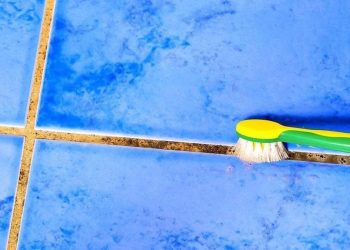 Débarassez-vous des joints noirs du carrelage de la salle de bain ou de la cuisine sans effort : une méthode efficace