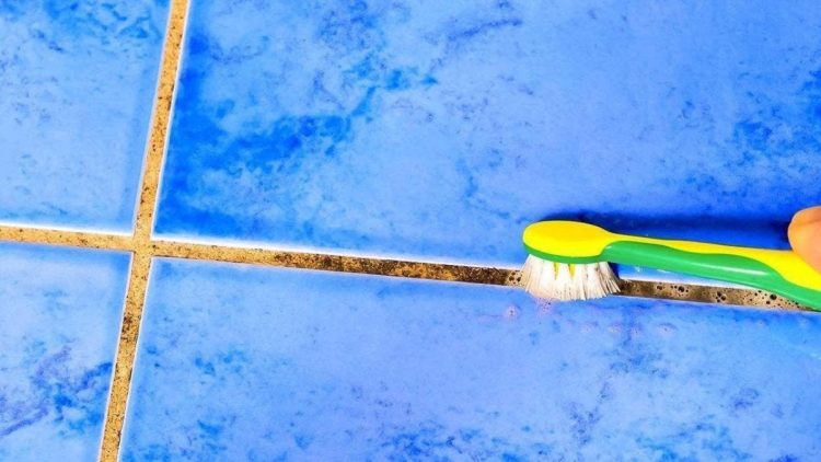 Débarassez-vous des joints noirs du carrelage de la salle de bain ou de la cuisine sans effort : une méthode efficace