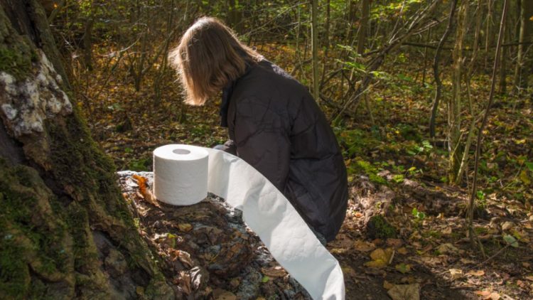 Peut-on faire caca dans la forêt ?