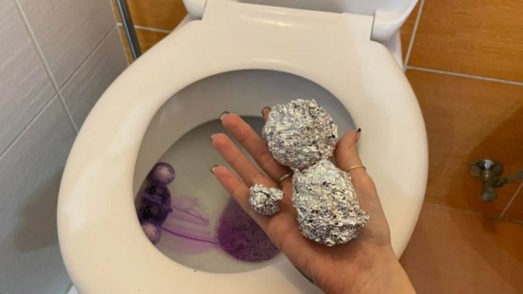 Formez 3 boules avec le papier aluminium et jetez-les dans les toilettes. L'astuce génial pour le nettoyage