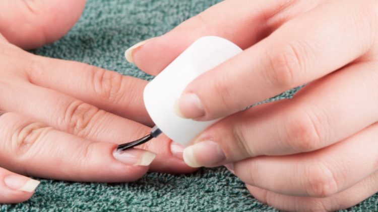 Jaunissement des ongles : 5 astuces qui changent tout