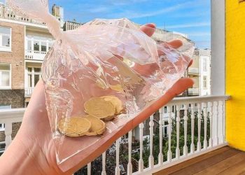 Mettez un sac en plastique avec des pièces de monnaie sur le balcon : cela résout l'un des plus gros problèmes de la maison