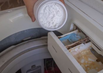 Voici pourquoi tu dois verser du bicarbonate de soude dans ta machine à laver