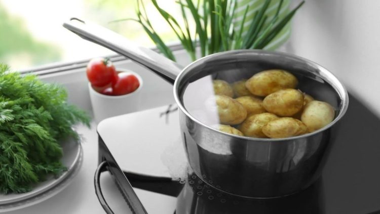 Ne jettez plus l'eau de cuisson des pommes de terre ! Découvrez 5 façons de réutiliser cette eau pour votre jardin