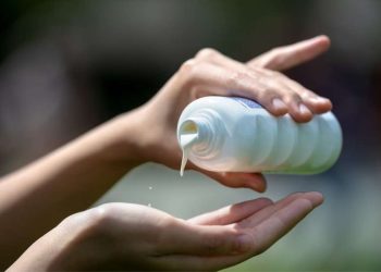 Nettoyer une tache de crème solaire sur un vêtement