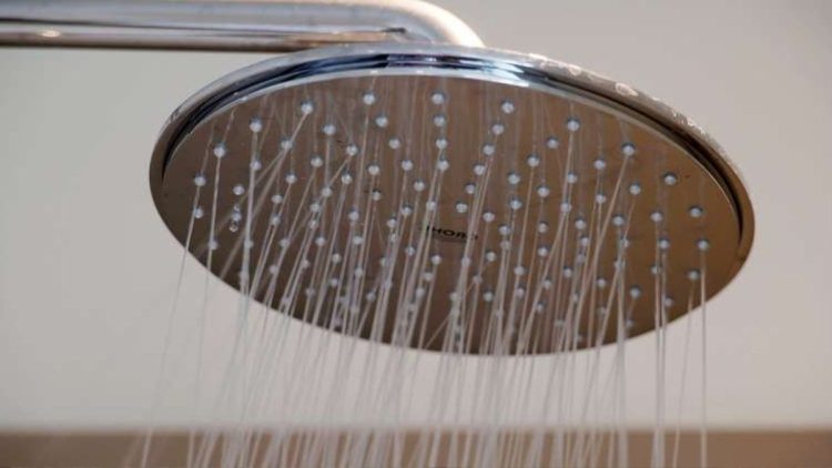 Nettoyer son pommeau de douche en une seule astuces maison