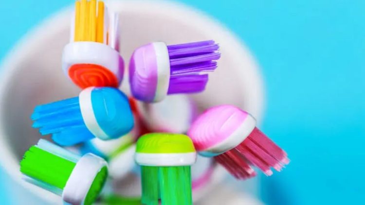 Savez-vous pourquoi les brosses à dents ont des poils de différentes couleurs ? La raison est très importante