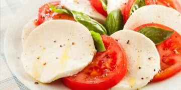 Ces gens ne devraient jamais manger de tomates avec de la mozzarella : pourquoi ?