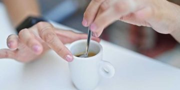 Comment tourner la cuillère dans le café ? Voici quelle est la vérité