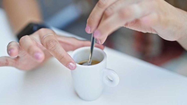 Comment tourner la cuillère dans le café ? Voici quelle est la vérité