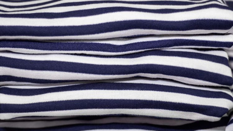 Les T-shirts à rayures doivent-ils être mis au linge blanc ou coloré ? Un test vous le dira