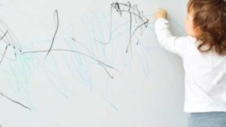 Comment éliminer les traces de crayon sur un mur ?