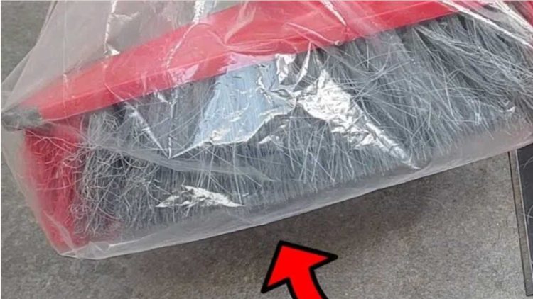 Pourquoi vous devez mettre un sac plastique sur le balai ?