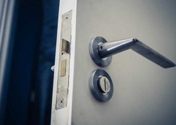 4 raisons de fermer la porte de la chambre à coucher la nuit