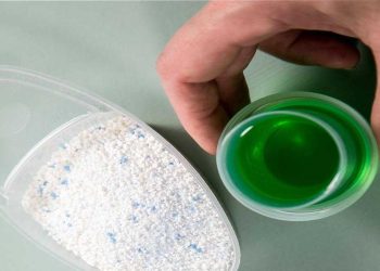 Lessive en poudre ou lessive liquide : quelle est la meilleure ?