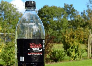 9 Astuces avec du Coca-Cola dans le jardin