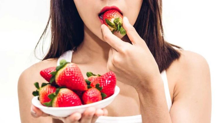 Enlever les taches de fraise : vêtements impeccables et propres après l'incident