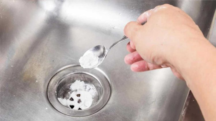 Vinaigre et bicarbonate de soude dans l'évier : c'est si dangereux