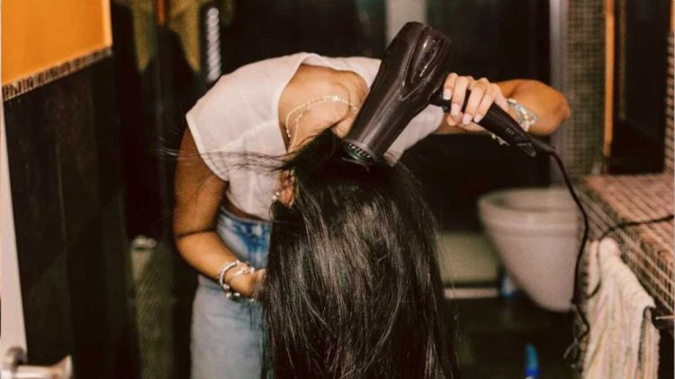 Pourquoi vous devriez sécher vos cheveux avec une passoire à pâtes