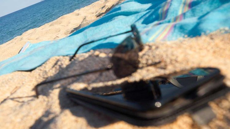 8 Astuces pour Ne Pas Se Faire Voler à la Plage ou au Lac