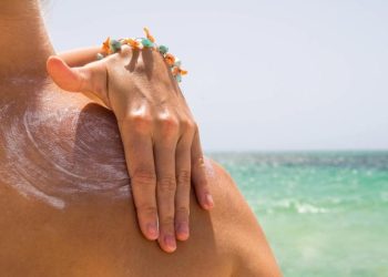 3 astuces pour appliquer ta crème solaire sur le dos et éviter un coup de soleil