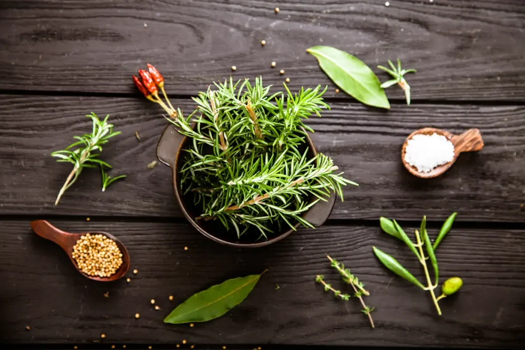 Des herbes aromatiques dans un bol sur une table en bois