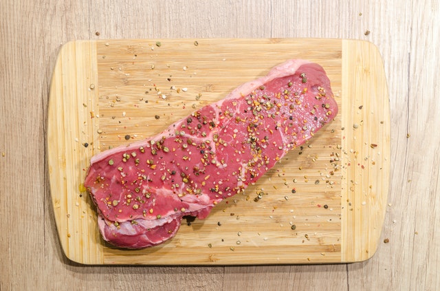 Comment laver une planche à découper après avoir coupé de la viande ?