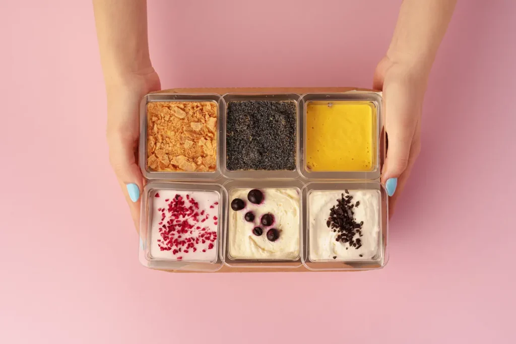6 petits pots avec plusieurs saveurs de glaces